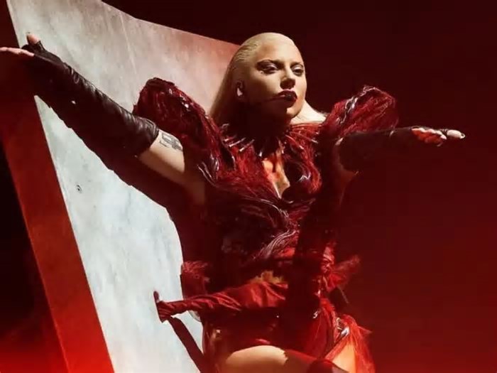 Painel de Lady Gaga é instalado em Túnel no Rio e aquece clima para show gratuito na praia