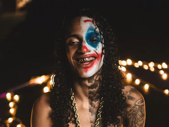 PM interrompe preparativos de baile funk com show de Oruam; cantor diz que ação foi 'pessoal'