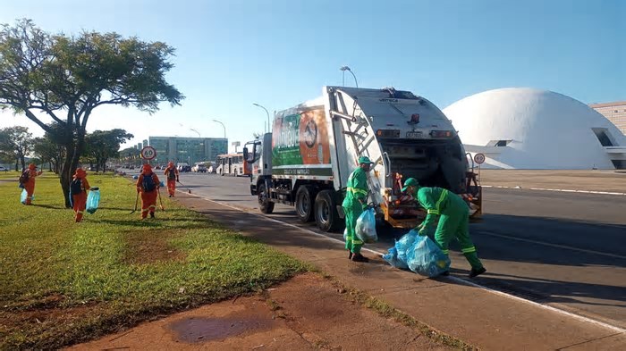 Limpeza urbana foi reforçada durante o feriado da Semana Santa e do aniversário de Brasília