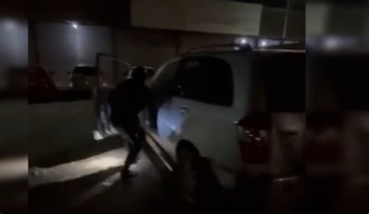VÍDEO: pai sai para comprar bebidas em bar e esquece filhos dentro de carro