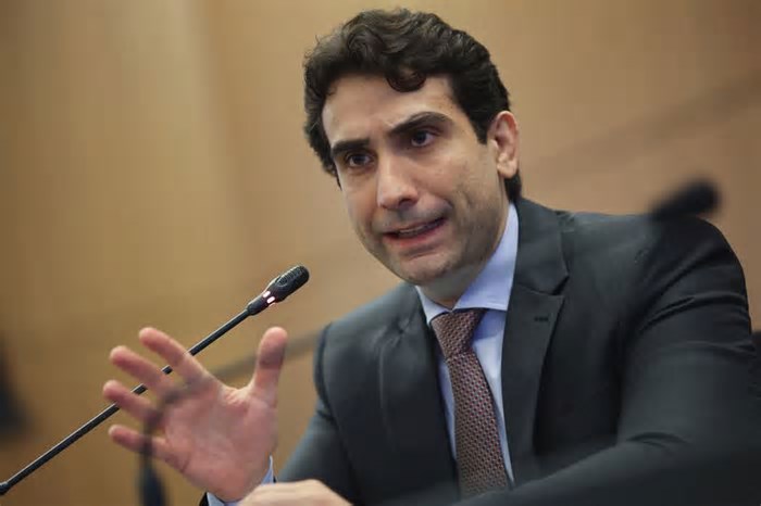 Galípolo diz que BC não julga conveniência de venda ou compra de instituições como o Master