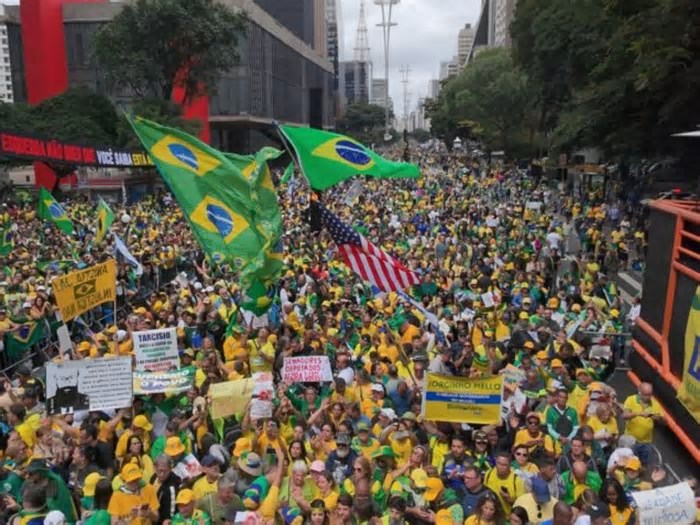 Contra ditadura judicial, Bolsonaro leva público maior à Paulista