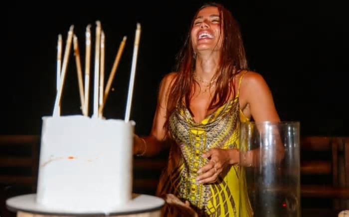 Anitta e seus 32 anos festejados com festas, romance e polêmica em Noronha