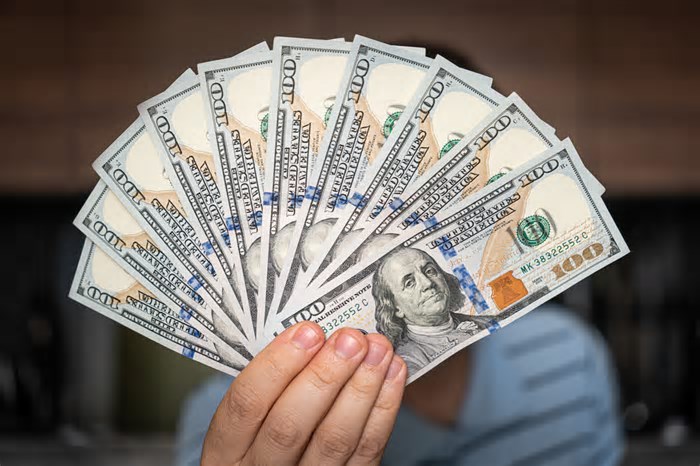 Dólar cai e Bolsa dispara em dia que Trump deu trégua com “tarifaço”