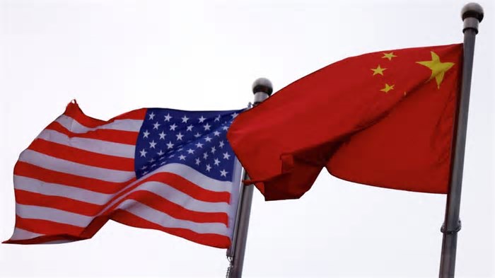 China Eleva Tarifas sobre Produtos dos EUA para 125% e Chama Altas de Taxas de Trump de “Piada”