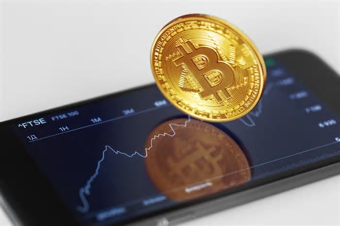 Bitcoin descola de NY e sobe com queda do dólar no mercado internacional