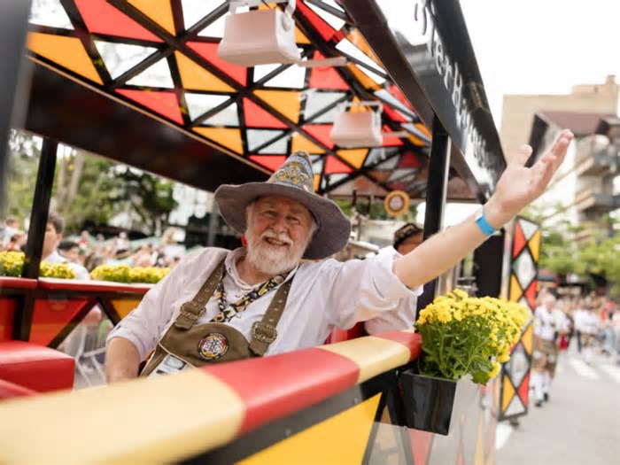Blumenau procura nova atração para desfiles da Oktoberfest; saiba como participar
