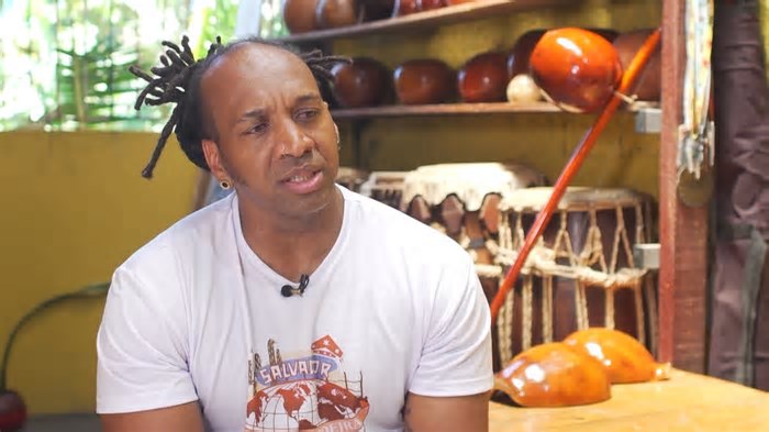 Iniciativas oferecem aulas gratuitas de percussão e capoeira para jovens da Federação