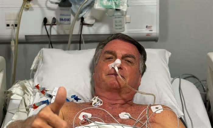 Bolsonaro está estável e sem dor após cirurgia de 12 horas para remover obstrução e reconstruir parede do intestino, diz boletim