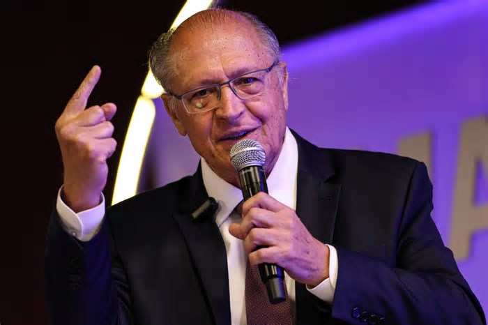 Governo avalia pedido para antecipar aumento de imposto para carros elétricos, diz Alckmin