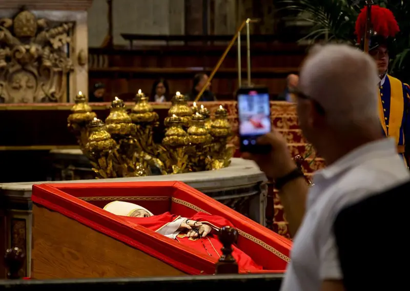 Repórter da BBC enfrenta fila para despedida do papa