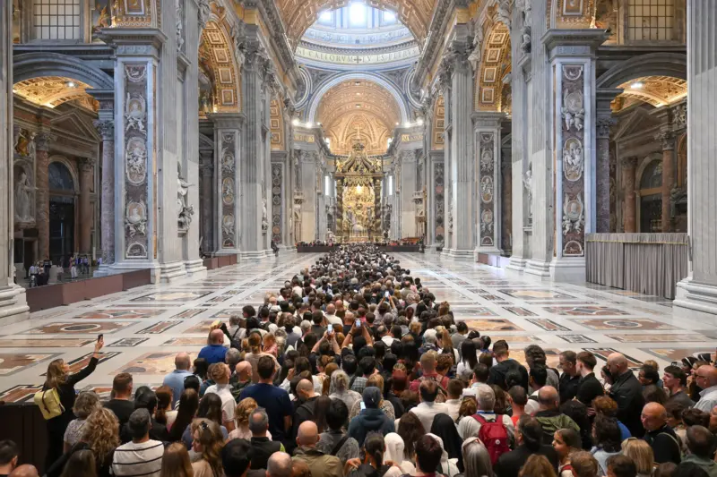 Multidão faz fila para ver papa Francisco no 2º dia de funeral público