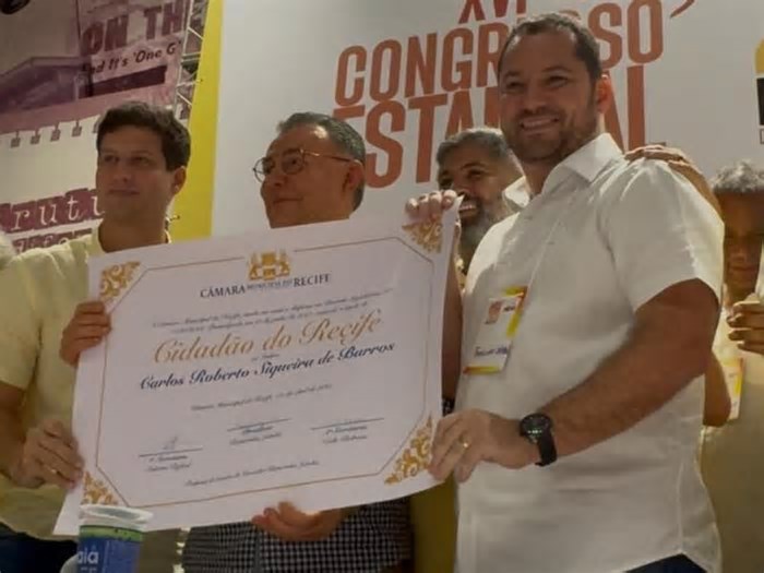 Carlos Siqueira recebe Título de Cidadão do Recife durante congresso do PSB