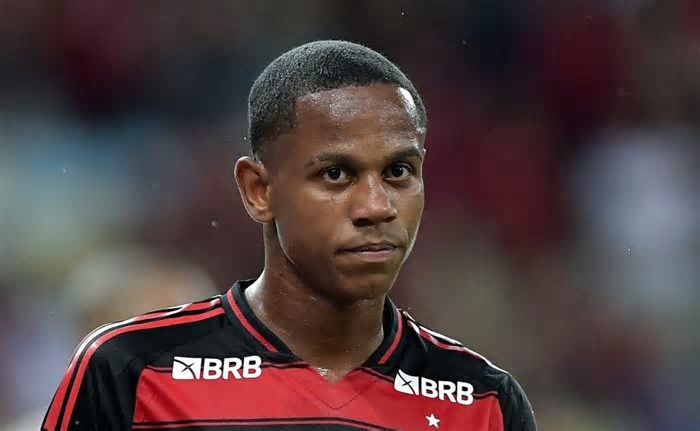Flamengo toma decisão sobre contrato com Wallace Yan, atacante xodó de Filipe Luís