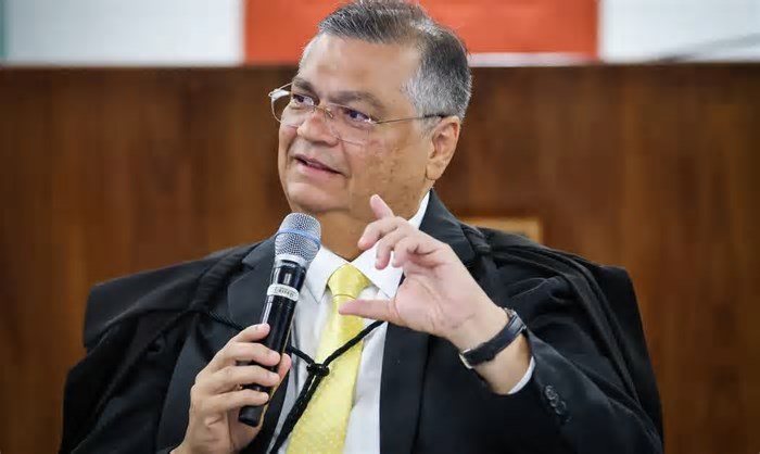 Flávio Dino manda bloquear emendas da saúde com contas bancárias irregulares