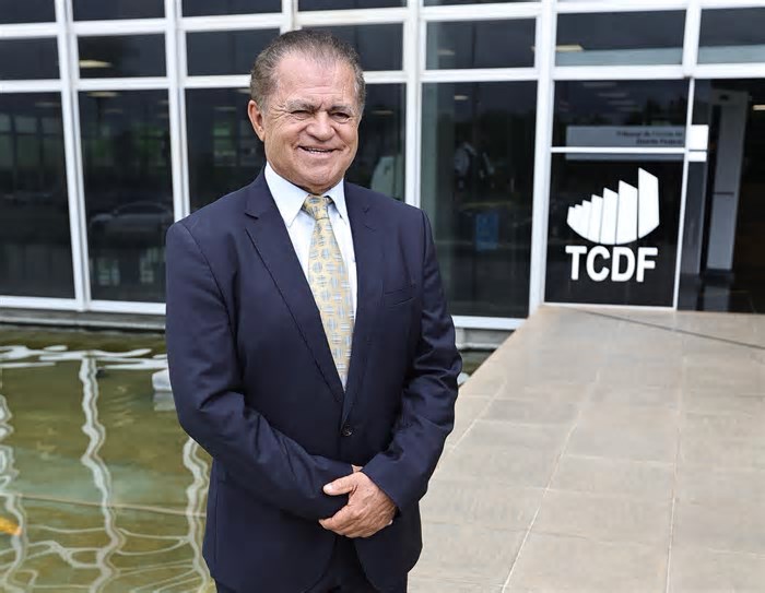Presidente do TCDF, Manoel de Andrade, conduz sessão solene em homenagem do Dia do Jornalista