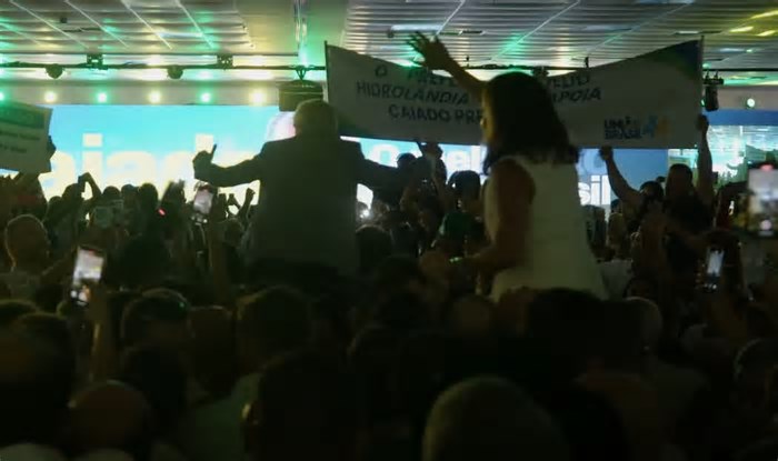 Na Bahia, Caiado chega ao palanque carregado por apoiadores