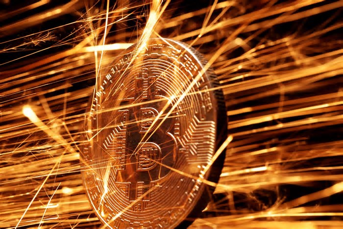 Bitcoin mostra força e sobe em meio a liquidação de ativos de risco e ouro