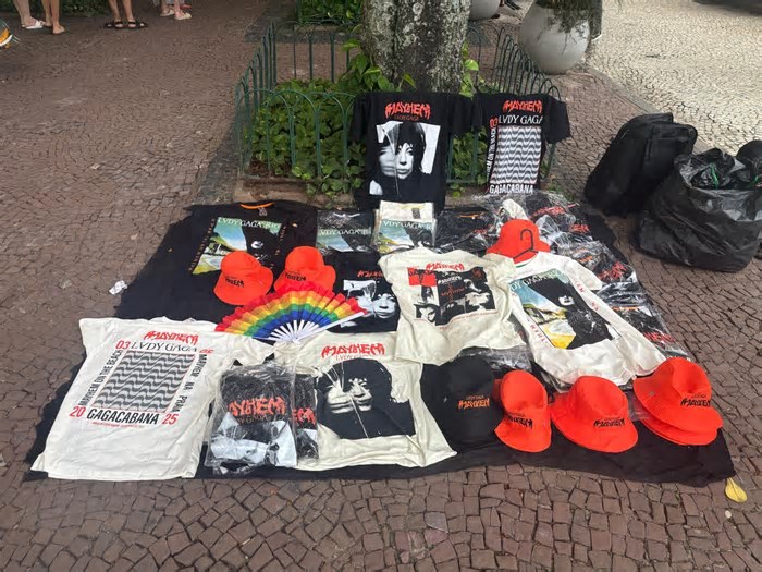 Bolsas, camisas e copos: ambulantes lucram em frente ao Copacabana Palace enquanto fãs esperam Lady Gaga