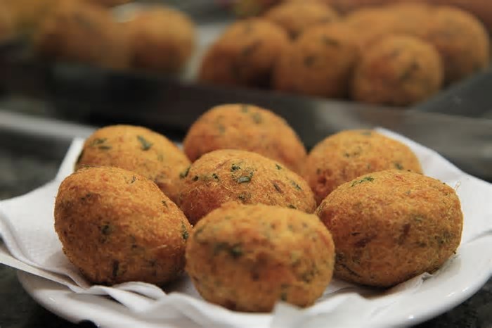 Bolinho de bacalhau do Cadeg e saideira de bar são declarados patrimônios do Rio por projetos de lei da Câmara