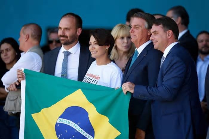 Aliados de Bolsonaro lideram ou aparecem bem posicionados ao Senado em 10 estados, aponta pesquisa