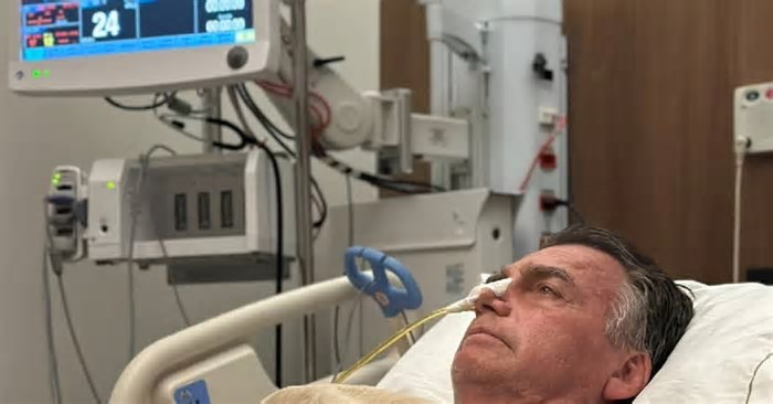Sem previsão de deixar UTI, Bolsonaro passa a ingerir água, chá e gelatina