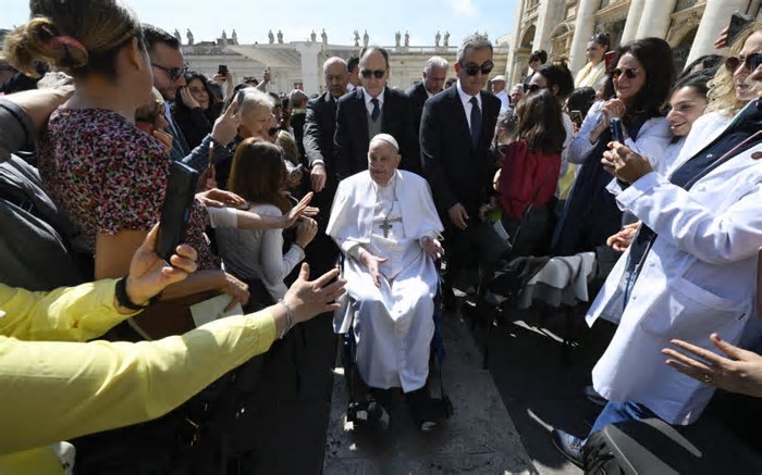 Papa Francisco faz primeira aparição pública em celebração no Vaticano após internação