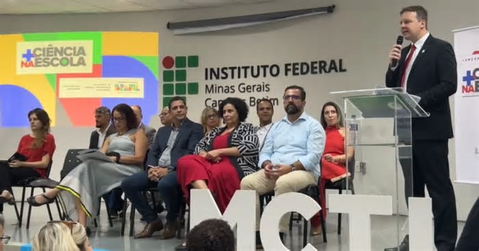 Ministra fala em popularização da ciência durante lançamento de programa em Betim