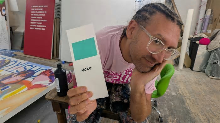 Artista britânico diz ter criado tinta da 'nova cor' yolo; especialista pondera