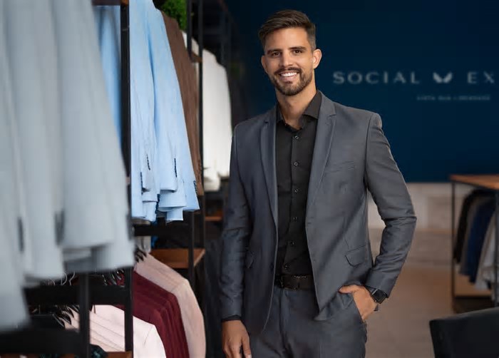Amigos empreendem com aluguel de trajes finos masculinos, faturam R$ 5 milhões e apostam em franquias