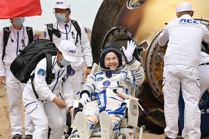 Taikonautas da mais longa caminhada espacial da história voltam à Terra