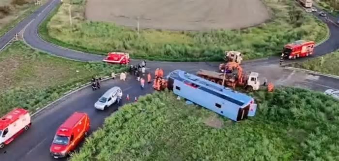 Ônibus tomba em rodovia de Minas Gerais e deixa ao menos 10 mortos e 18 feridos