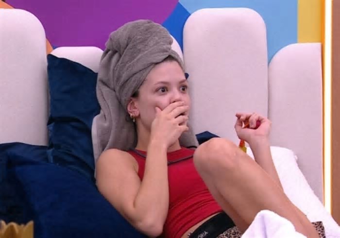 Vitória vê Maike e Renata na cama pela Central do Líder: “Me sinto assistindo o Big Brother”