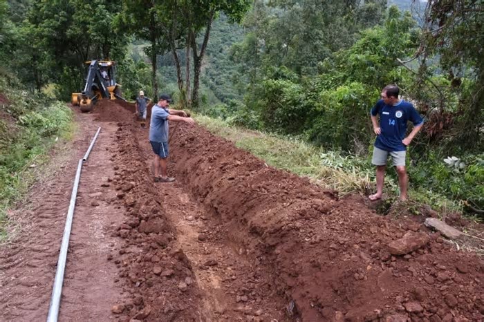 Encanamento com canos de aço galvanizado melhora abastecimento em bairros de Picada Café