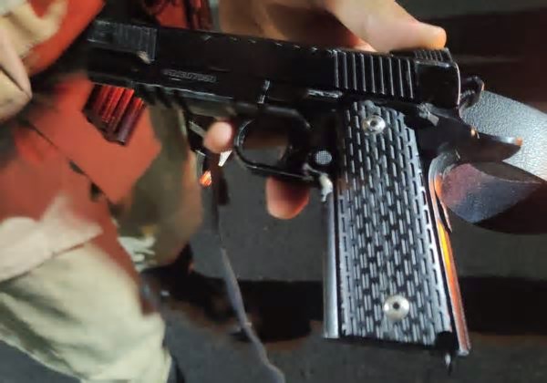Adolescente é preso pela Polícia Militar com réplica de arma de fogo na Boca do Rio