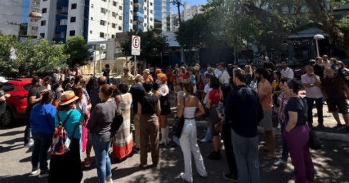 Manifestação contra demolição de prédio histórico reúne arquitetos e urbanistas em SC