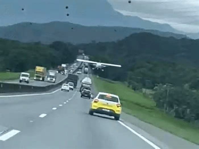 Avião monomotor faz pouso de emergência em rodovia de SC