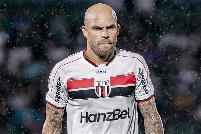 Botafogo terá dois reforços após estreia na Série C