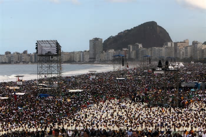 Preso no trânsito no Centro do Rio e recepcionado por Dilma: como foi a única visita do Papa Francisco ao Brasil