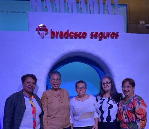 RJ: Idosos participam de passeio cultural ao musical Mamma Mia