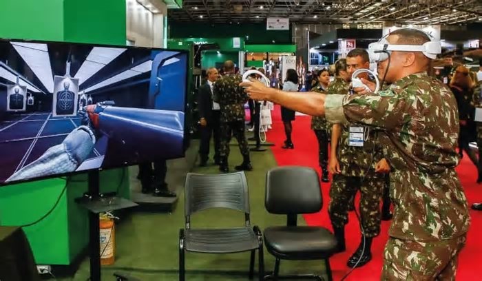 A GAZETA confere de perto tanques, drones armados e tecnologia militar em feira internacional no RJ