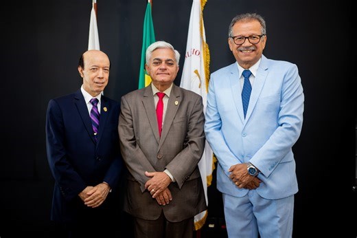Desembargadores do DF são homenageados pelo TRE em cerimônia