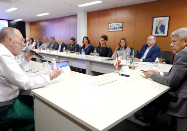 Governador se reúne com prefeito do município e entrega veículos e equipamentos para a saúde