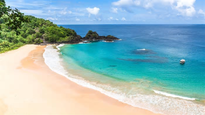 A melhor praia do Brasil está encantando o turismo em 2025