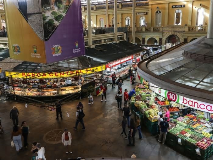 Após um ano, centro de Porto Alegre tenta virar página das inundações