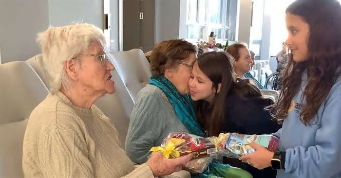 Estudantes distribuem doces e muito amor para idosos em Caxias do Sul