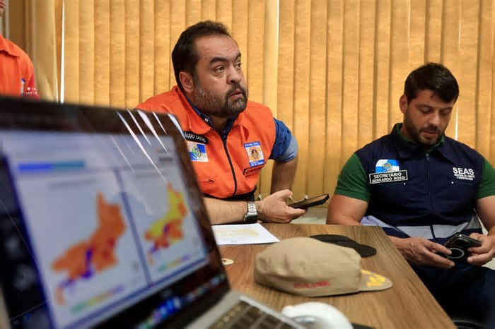 Ministro de Lula e governador discutem por telefone por chuvas no Rio