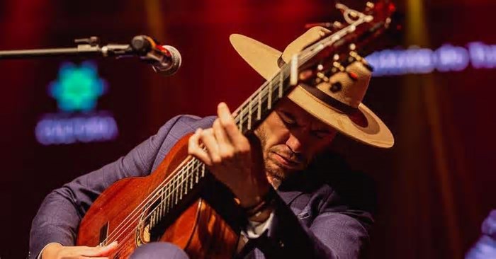 Gabriel Selvage apresenta show em Porto Alegre