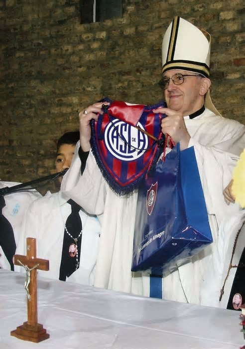 Torcedor do San Lorenzo e fã de Pelé, Papa Francisco levou conversas sobre futebol para o Vaticano