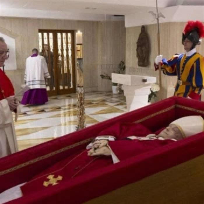 Vaticano divulga primeiras imagens de papa Francisco no caixão